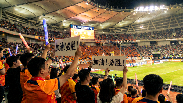 球场看台上球迷聚集观看直播比赛的现场画面